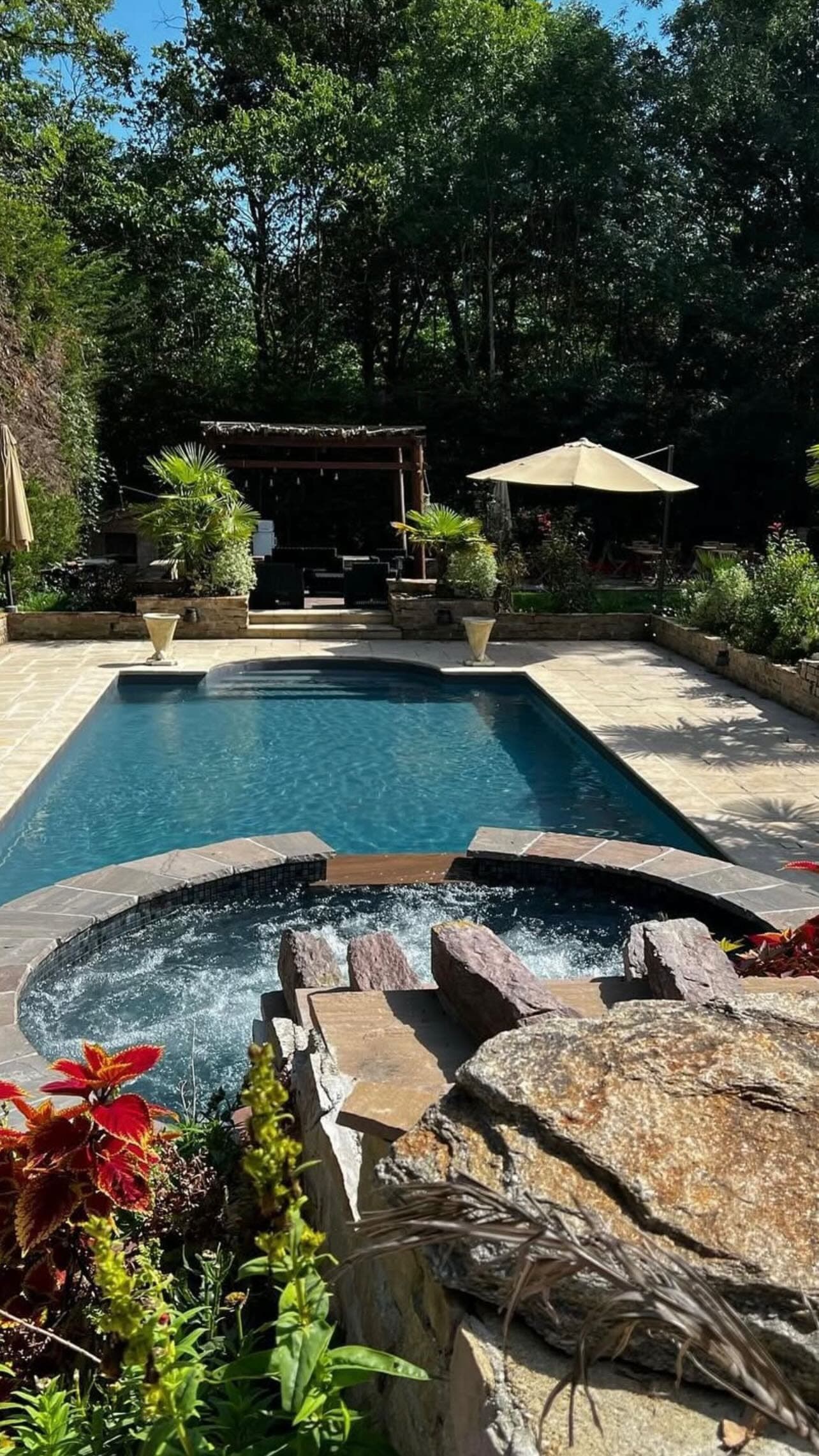 La piscine, le jacuzzi en pierre et la pergola de la Villa Herald