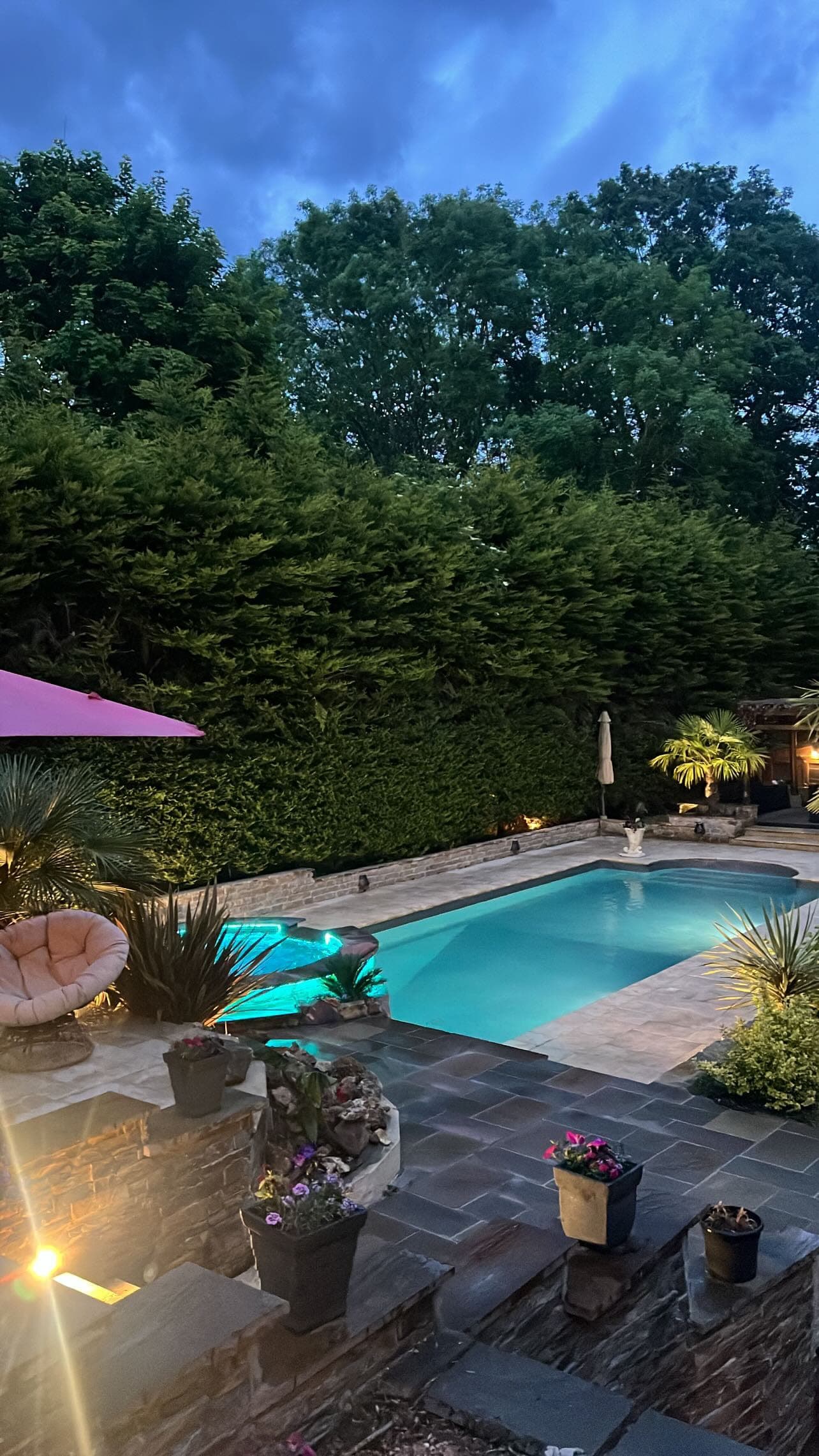 La piscine et l'espace détente prêts pour la journée